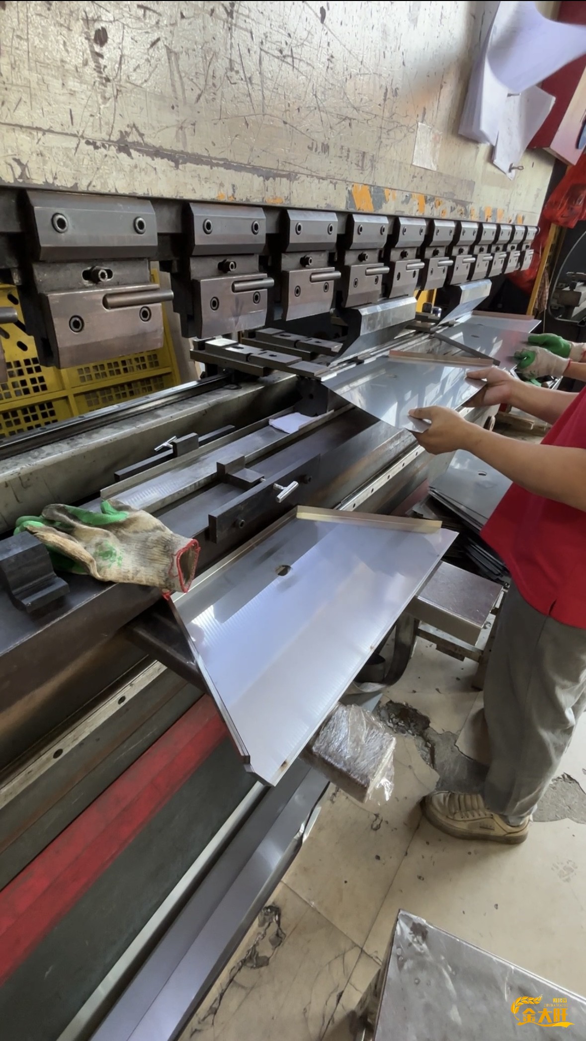 【关于不锈钢梯形封板折弯加工件非标定制】